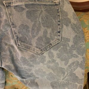Gap denim size 24. Patterned distressed light color denim.